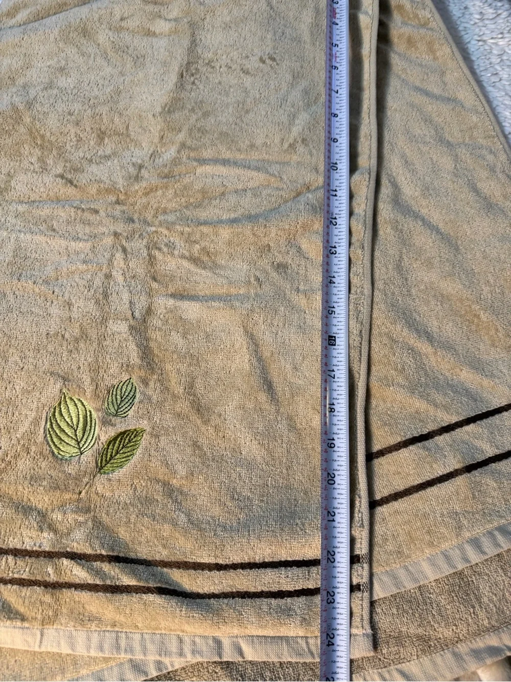 Kassa Fina Brown Bath towel set (2) embroidered leaves 100% Ringspun Cotton